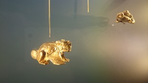 Goldener Jaguar als Behälter für Kalkpulver. Kalk löst beim Kokakauen die Wirkstoffe aus den Blättern.