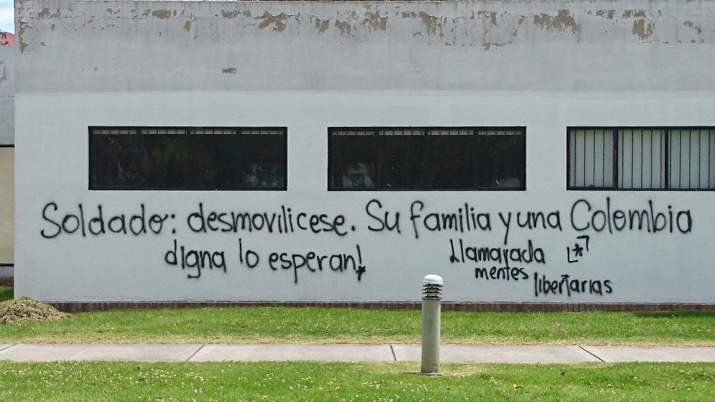 Soldat: Verlass Deine Einheit! Deine Familie und ein würdevolles Kolumbien erwarten Dich - Anspielung auf die an die FARC gerichtete Demobilisierungskampagne der Regierung (Unicampus)