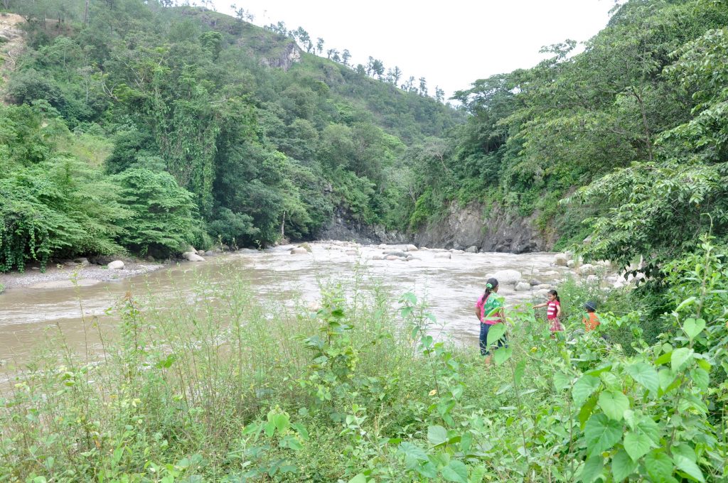 Am Ufer des Río Gualcarque, Honduras